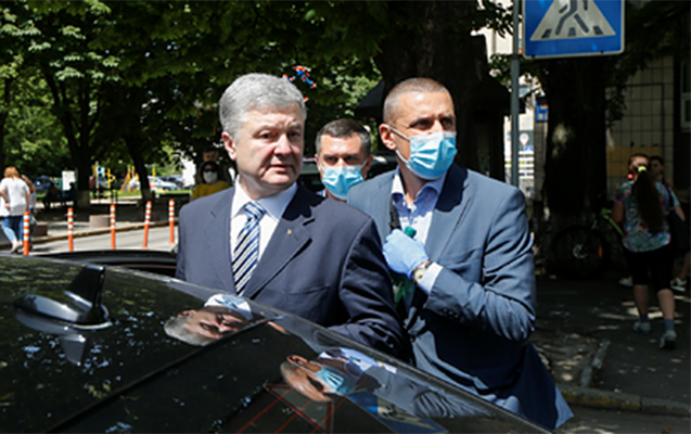 porosenko-atasinin-defn-merasimini-texire-saldi
