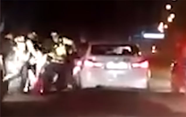 Sürücünü təpikləyən polislərlə bağlı araşdırma başlanıldı - Video