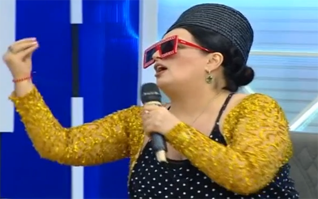 efirde-qadin-kisini-sevirse-sillesine-dozer-dedi
