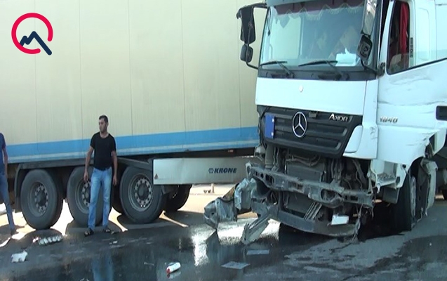 tir-in-tekeri-partladi-yol-kenarindaki-masinlara-cirpildi