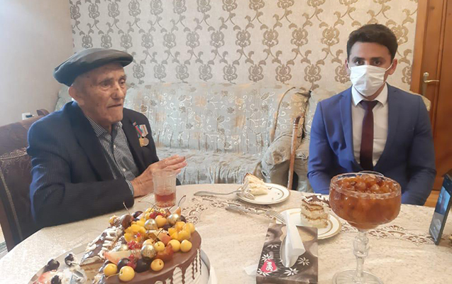 nerimanovda-98-yasli-polis-veterani-bele-tebrik-edildi