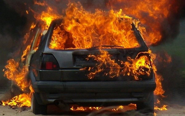 bineqedide-temir-sexinde-iki-avtomobil-yandi