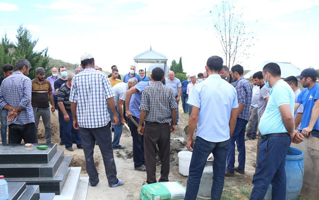 eziz-kisi-birce-addim-onde-olsa-qelpe-deye-bilmezdi-foto