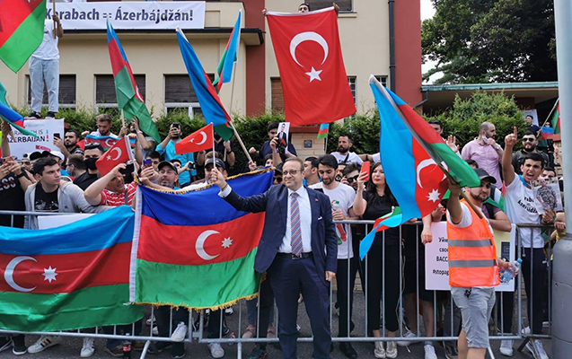 Türkiyəli səfir azərbaycanlılara dəstək üçün Praqadakı aksiyaya qoşuldu