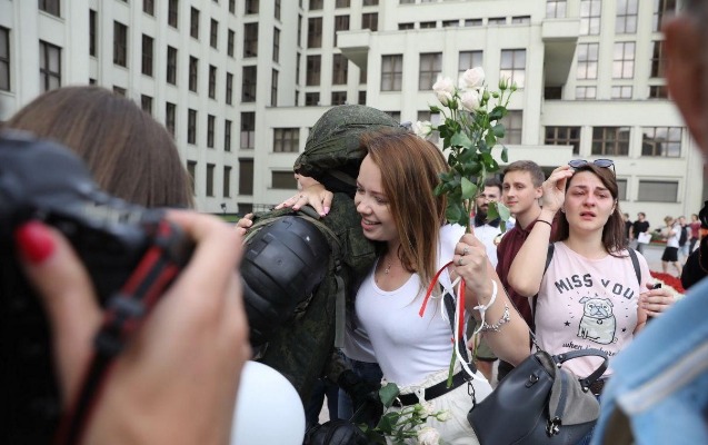 Belarusda güc sturukturları etirazçılarla həmrəy oldu