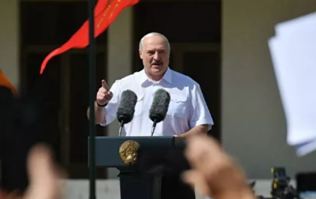 “Həyatımda ilk dəfə qarşınızda diz çökürəm” - Lukaşenko