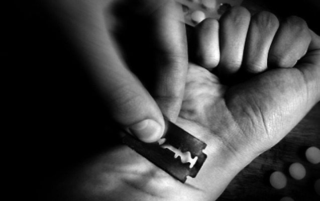 celilabad-sakini-qollarini-dogradi