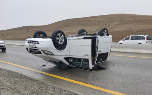 qobustanda-mikroavtobus-asdi-24-yasli-qiz-oldu