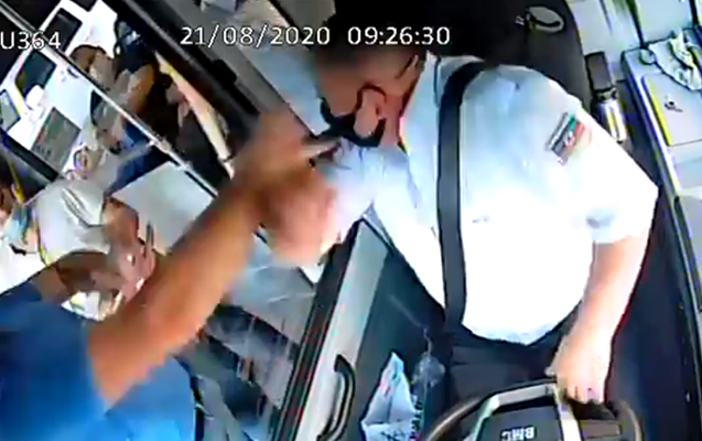 Bakıda sərnişin ona “maska tax” deyən sürücünü döydü - Video
