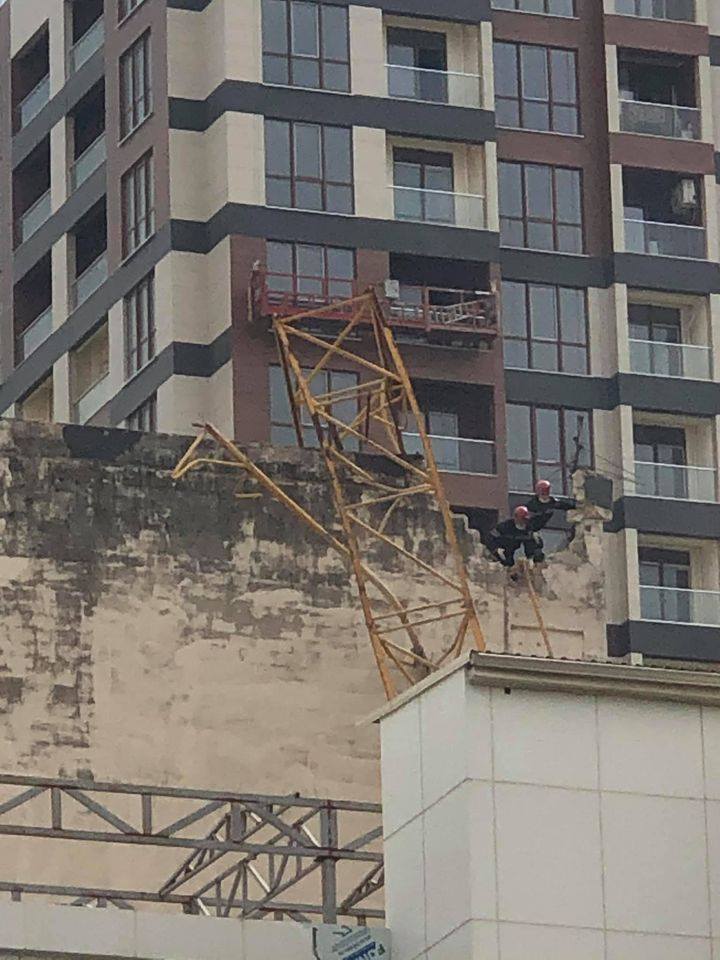 В Баку подъемный кран упал на жилое здание и машины, есть погибший (обновлено)