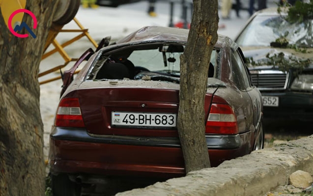 В Баку подъемный кран упал на жилое здание и машины, есть погибший (обновлено)