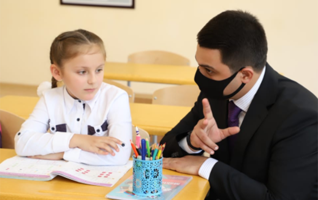 neftcalada-2-mekteb-acildi-azteminatli-ailelere-yardim-edildi