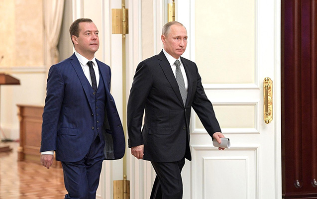 Putin Medvedevi təltif etdi