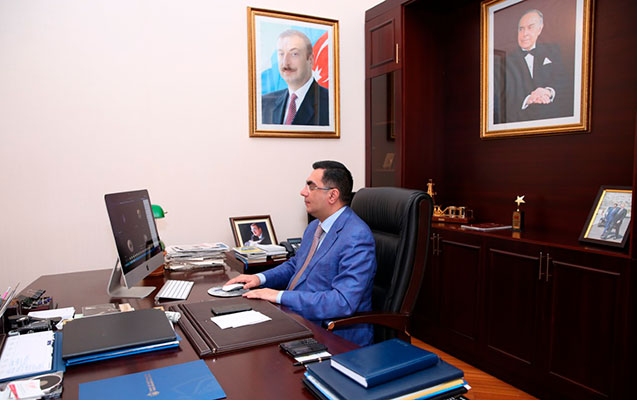 elmar-qasimov-telebelerle-gorusdu