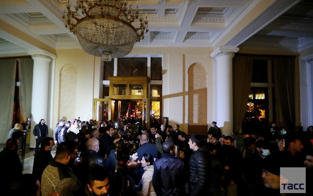 yerevanda-etirazcilar-hokumet-binasina-girdi