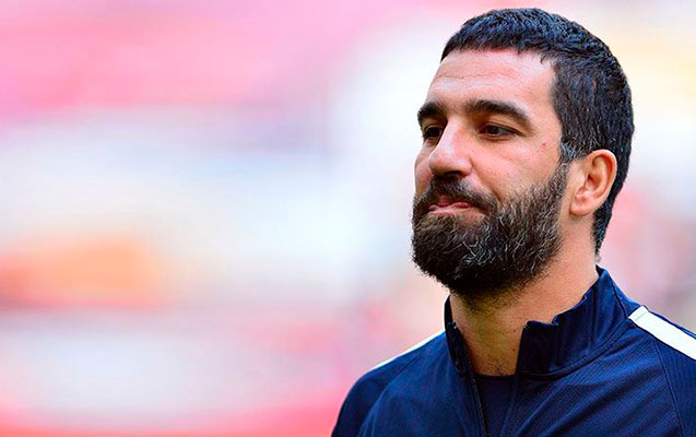 arda-turan-yeniden-mehkeme-qarsisinda