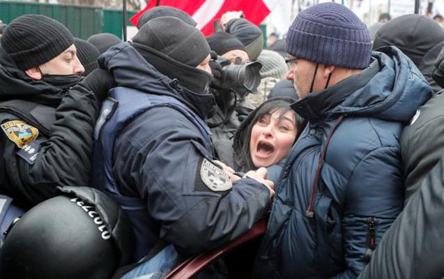 Ukraynada karantinə etirazda 40 polis yaralandı