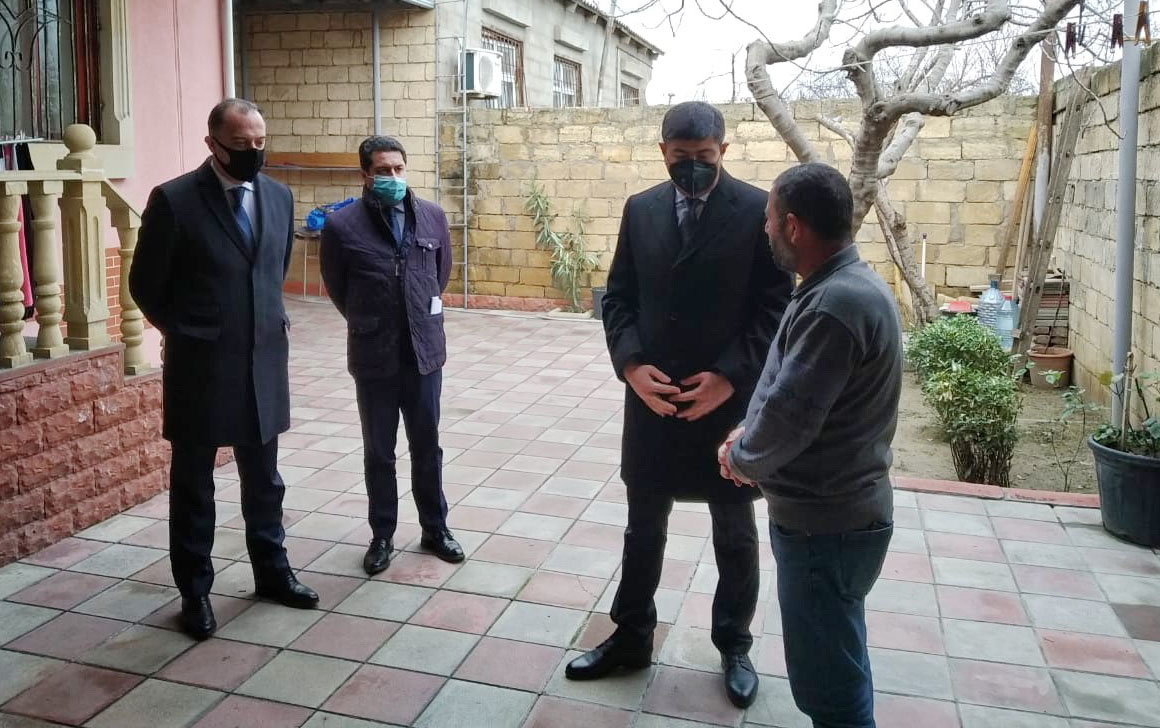 yasamal-rayon-icra-hakimiyyetinin-bascisi-sehid-ailelerine-bas-cekib