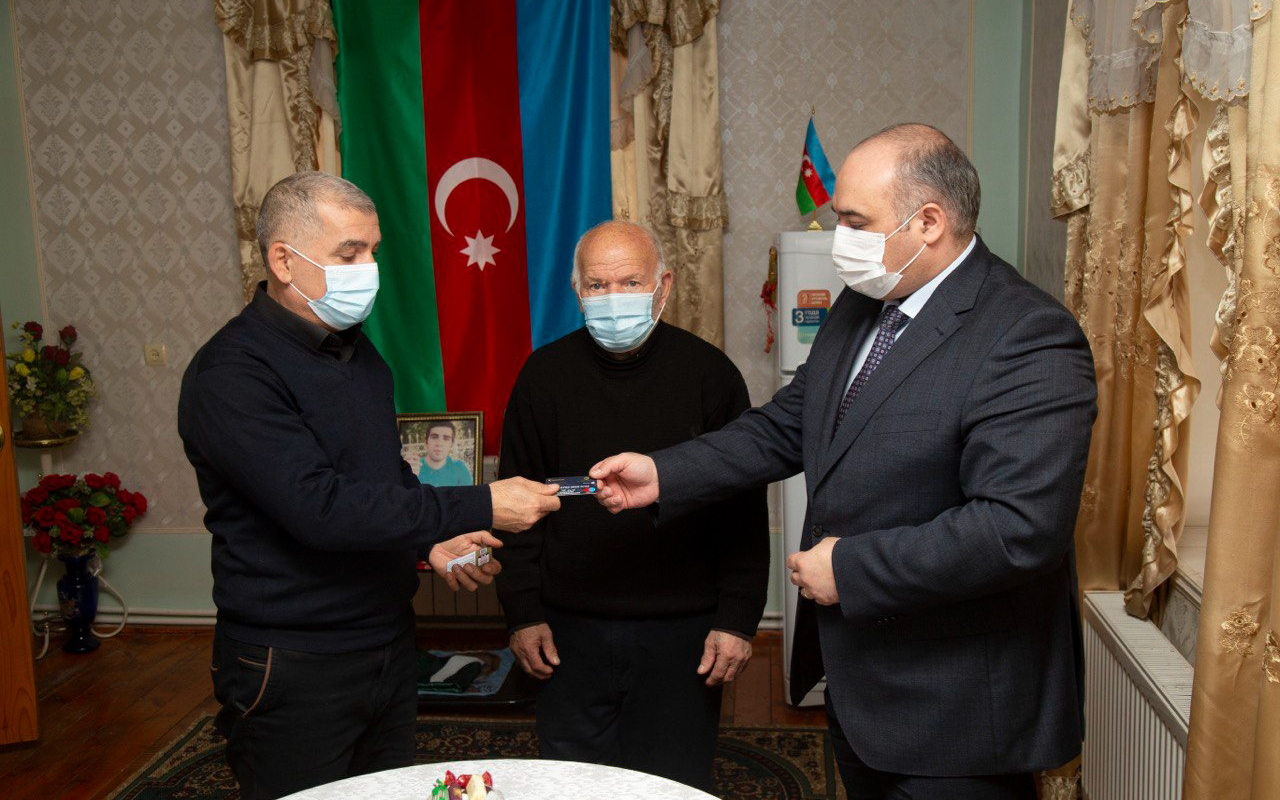 daha-bir-sehid-ailesine-teqaud-karti-teqdim-edildi