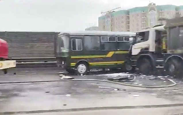 rusiyada-yuk-masini-herbi-avtobuslara-cirpildi