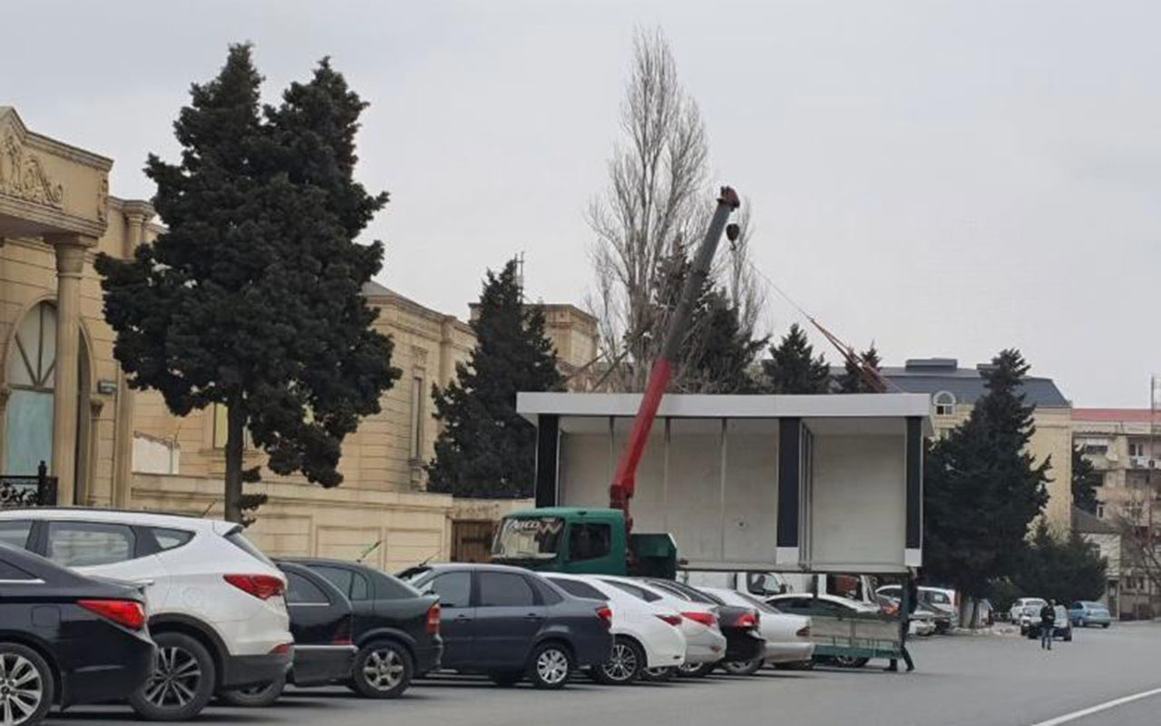 xirdalanda-piyada-sekisi-uzerinde-qurasdirilan-kosk-goturuldu