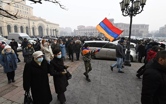 ermenistanin-vahid-muxalifeti-parlament-qarsisinda-aksiya-kecirir