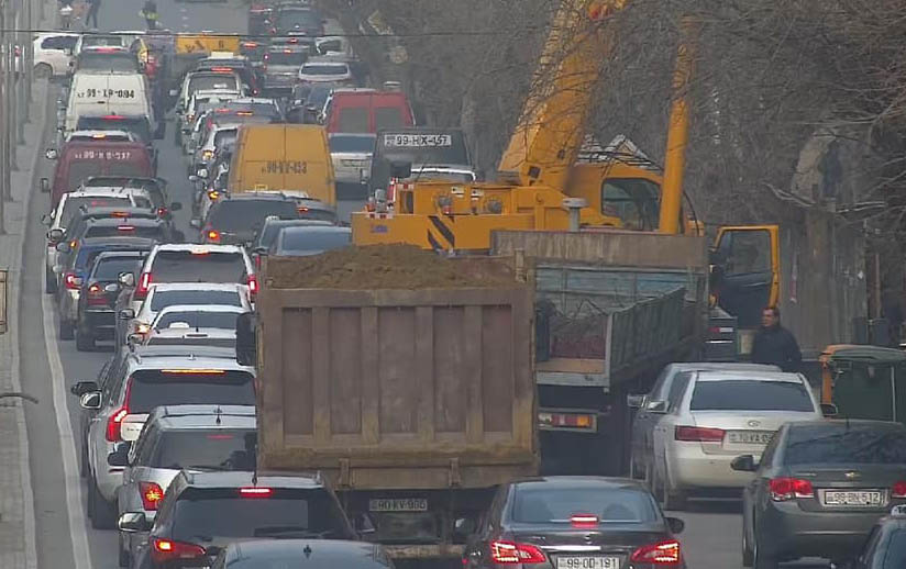 bu-tikintilerden-ictimai-neqliyyat-istifadecileri-eziyyet-cekir