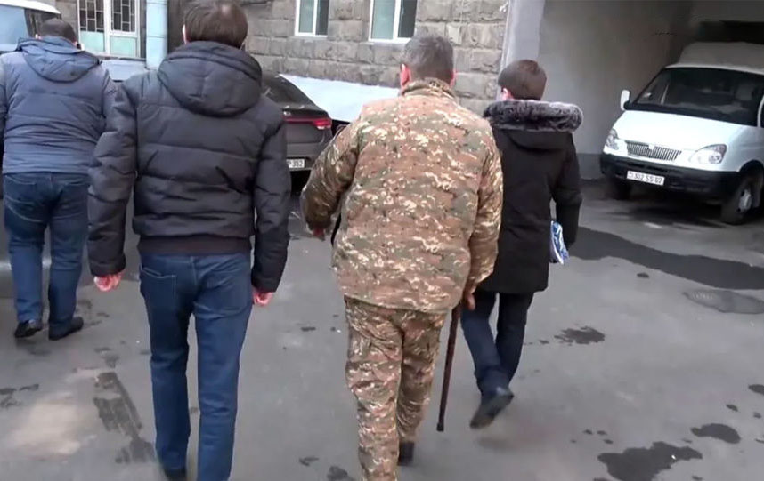 muharibe-vaxti-valideynlerden-rusvet-alan-ermeni-polkovnik-saxlanildi