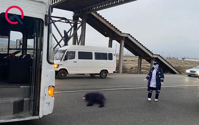 bakida-sernisin-avtobusu-piyadani-vurub-oldurdu