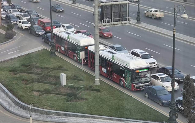 bakida-yola-beton-qarisiginin-tokulmesi-tixac-yaratdi