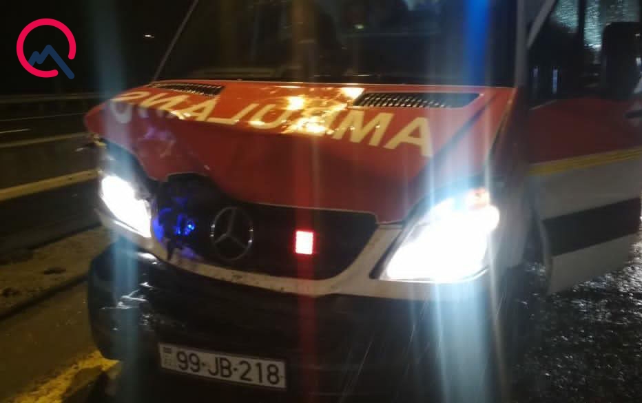 icerisinde-xeste-olan-ambulans-qezaya-dusdu