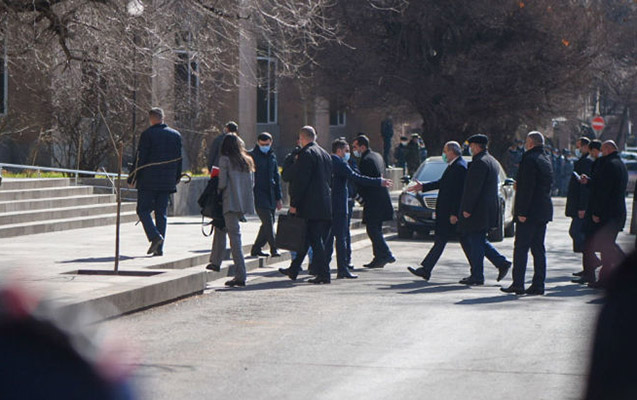 pasinyan-etirazcilardan-bele-qacdi