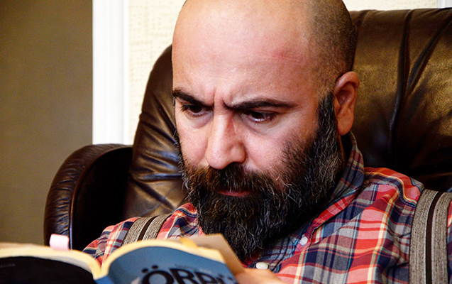 onlara-sadliq-evi-lazimdir-mahni-ustunde-dalasib-bicaqlassinlar