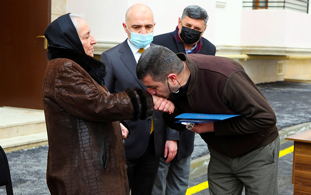sehid-ailelerine-evi-polad-hesimovun-anasi-teqdim-etdi