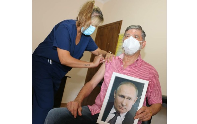 Əlində Putinin portreti ilə peyvənd olundu