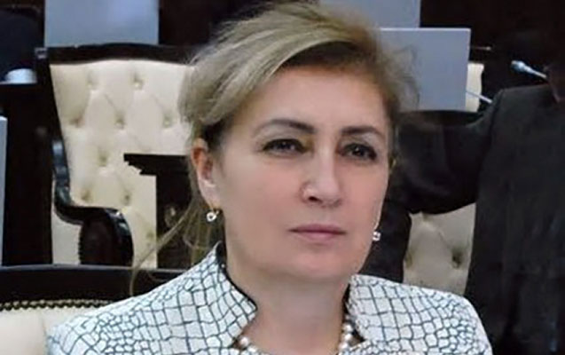 uc-mine-yaxin-ana-yarali-ureyinin-cirpintisi-ve-goz-yasi-ile-ogul-tebriki-gozleyir