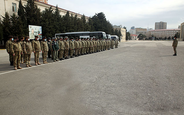 telimlere-celb-edilen-sexsi-heyet-ve-herbi-texnika-yola-dusub