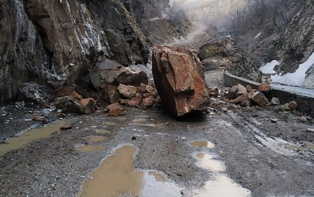 qopan-qaya-parcasi-quba-xinaliq-yolunda-hereketi-cetinlesdirdi