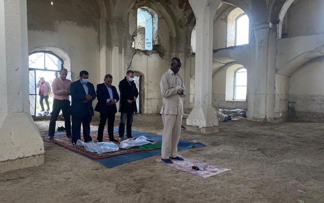 iet-numayendeleri-agdam-mescidinde-namaz-qildi