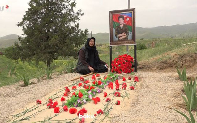84-yasli-ana-28-il-sonra-oglunun-mezarini-ziyaret-etdi