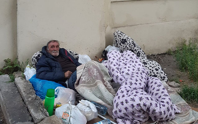 kucede-qalsa-da-yardim-qebul-etmeyen-sexsle-bagli