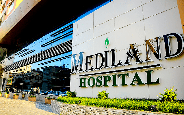 medilandde-64-yasli-qadin-mrt-zamani-komaya-dusdu