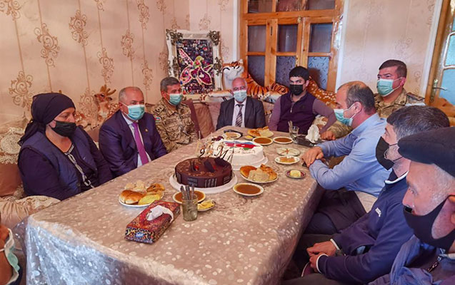 suraxani-icra-bascisi-dogum-gunu-olan-sehidin-ailesini-ziyaret-etdi