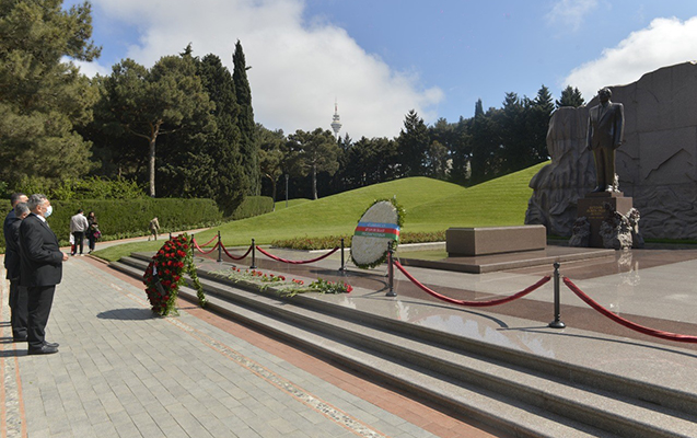 azersun-holdinqin-rehberliyi-heyder-eliyevin-mezarini-ziyaret-edib