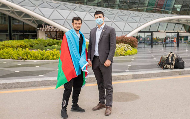 turkiyeye-gonderilen-3-qazimiz-sagalaraq-vetene-dondu