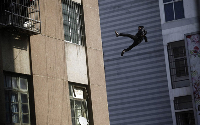 bakida-33-yasli-kisi-ozunu-binadan-atdi