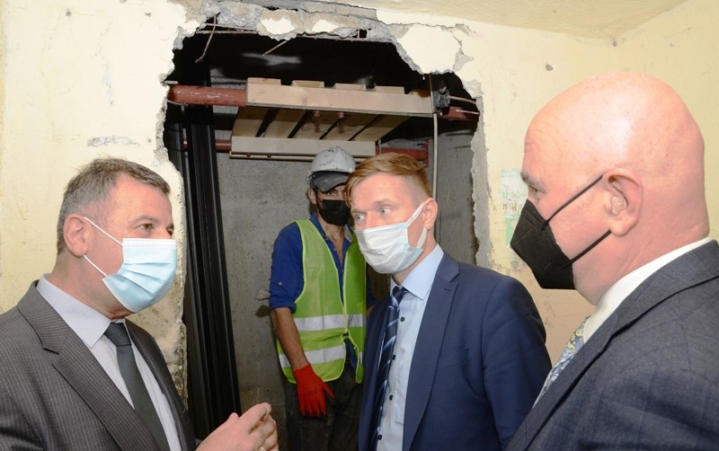 alman-mutexessis-paytaxtda-yeni-liftlerin-qurasdirilmasi-ile-tanis-olub