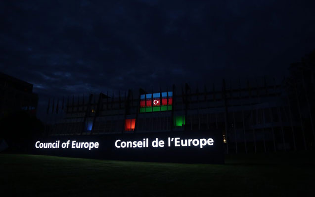 avropa-surasinin-bas-qerargahi-bayragimizin-rengleri-ile-isiqlandirilib