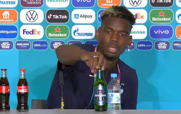 poqba-metbuat-konfransinda-masadan-pive-susesini-goturdu