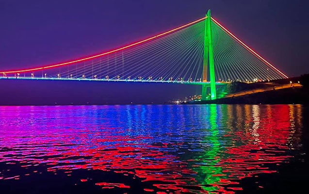 istanbulda-korpu-bayragimizin-rengleri-ile-isiqlandirildi
